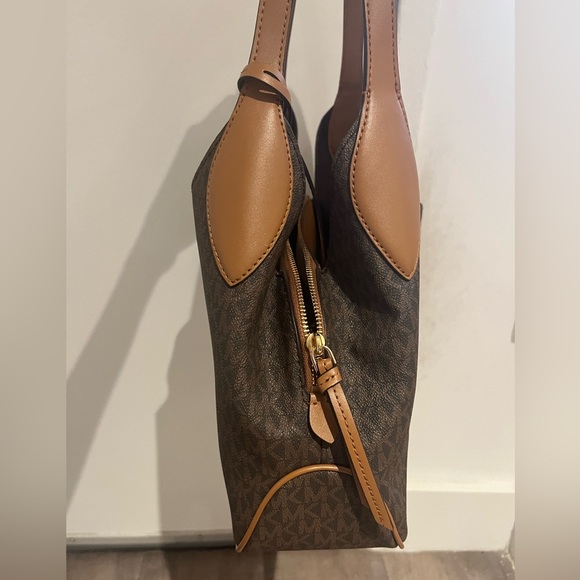 Michael Kors Hobo Bag - Classic Pattern - Picture 3 of 9